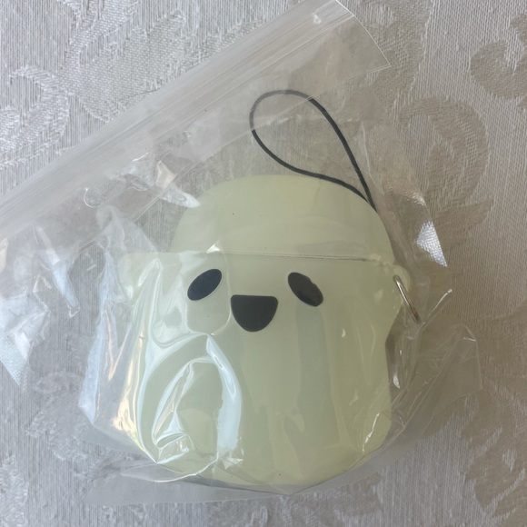 AirPods 1 & 2 Generation Case Glow in the Dark - Picture 2 of 2